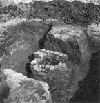 846397 Afbeelding van een blootgelegde Romeinse ovenfundering in de gemeente Tull en 't Waal.N.B. De gemeente Tull en ...